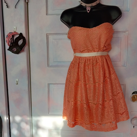 NOBO Dresses & Skirts - 😵Strapless peach colored lacy sweetheart dress w/ ribbon, so cute!